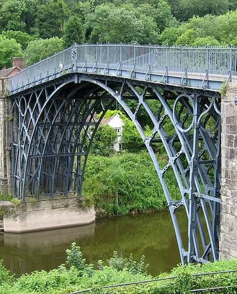 Figura-1-Ponte-de-Coalbrookdale-1779-Figura-2-Ponte-de-Maria-no-Porto-1877
