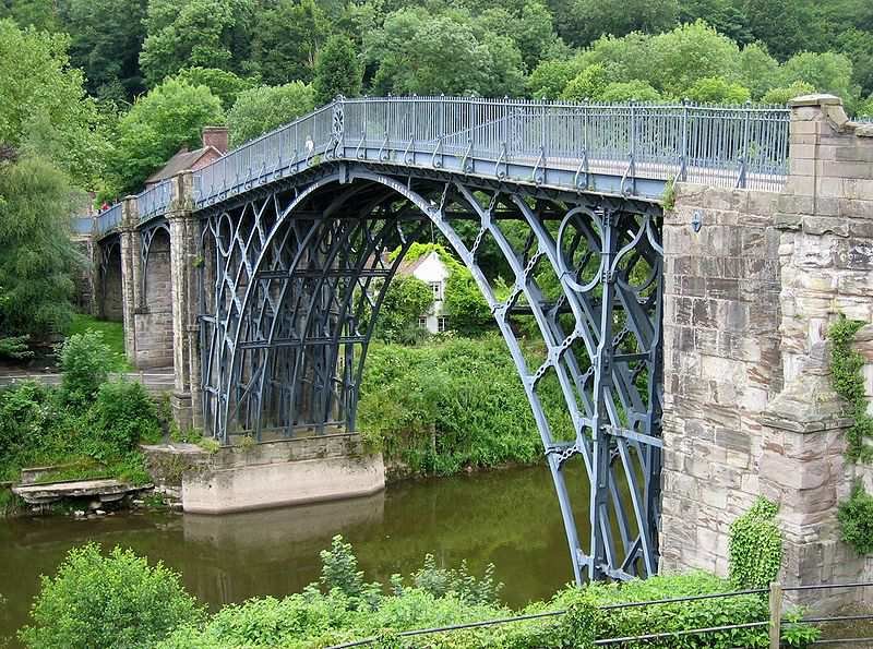 Figura-1-Ponte-de-Coalbrookdale-1779-Figura-2-Ponte-de-Maria-no-Porto-1877